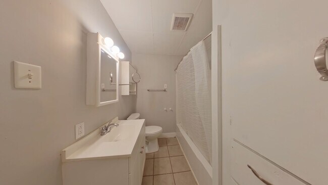 Building Photo - 3 Bedroom Home