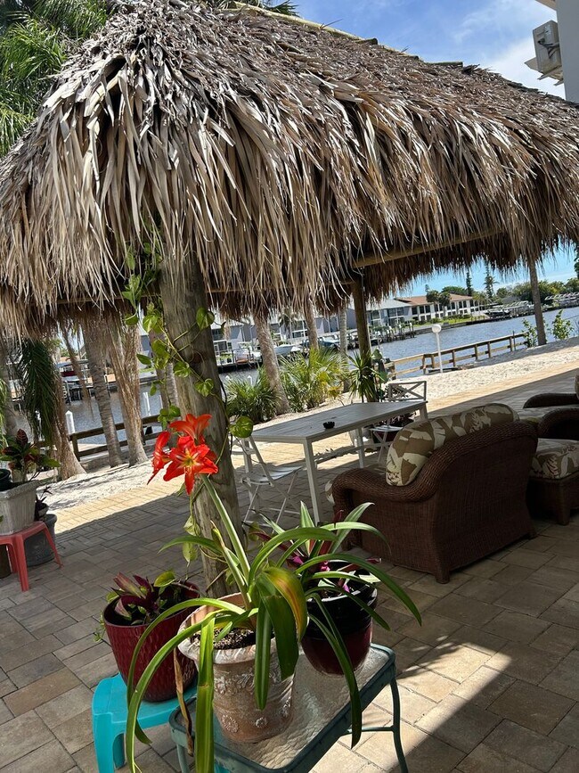 Building Photo - Hideaway Waterfront Hotel