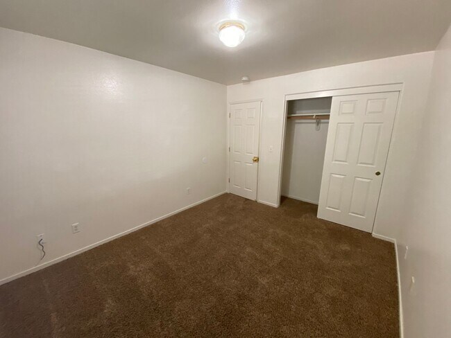 Building Photo - 3848 E Oak Ave
