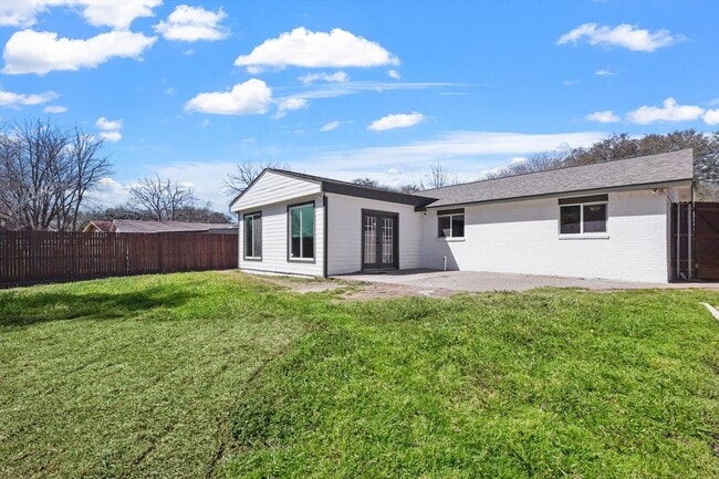 Building Photo - 422 Clover Ln
