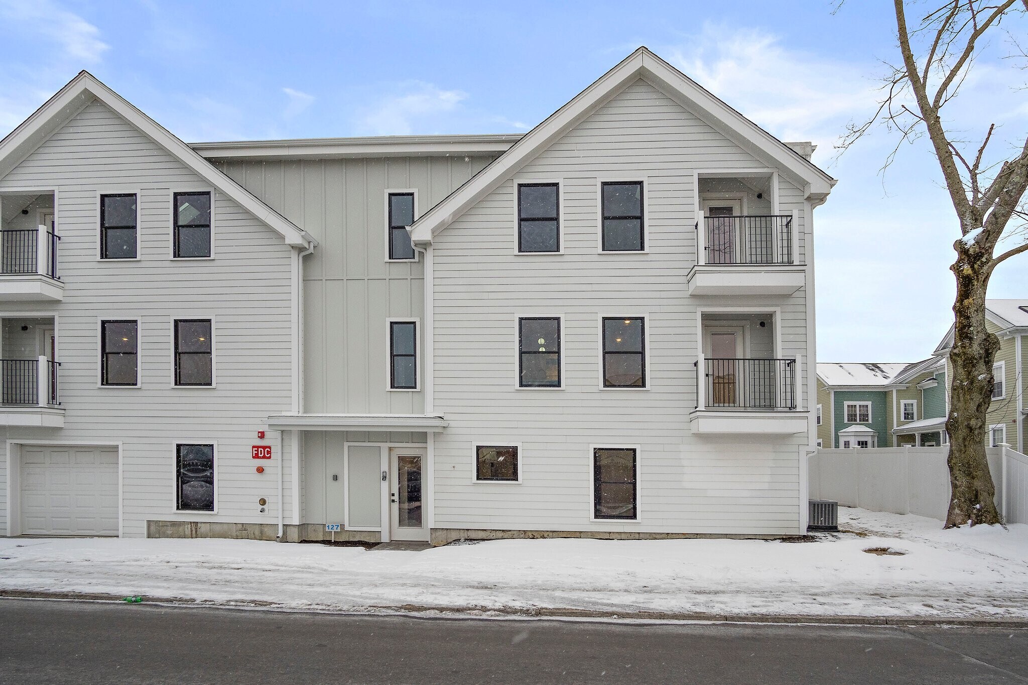 Building Photo - 122 Cottage St