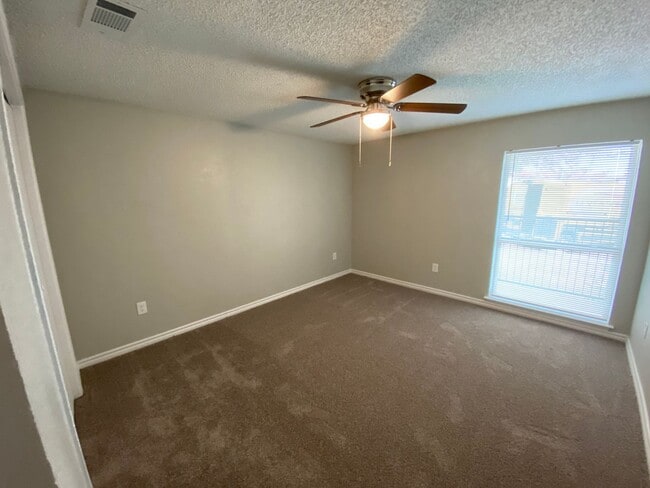 Building Photo - Charming Unit with Vaulted Ceilings & Fire...