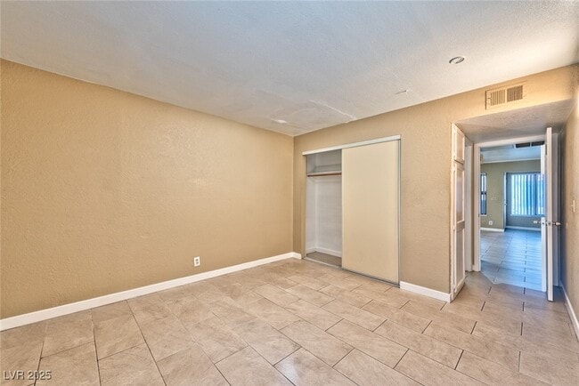 Building Photo - 2117 Sun Ave