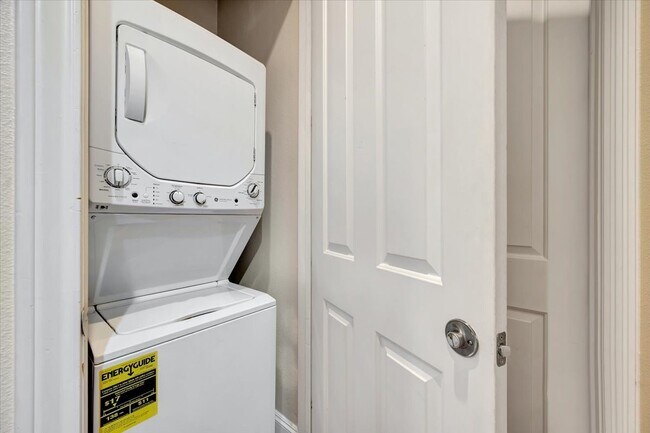 Building Photo - 7134 Mapleridge St