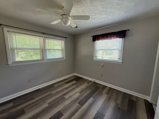 Building Photo - Spacious 4BR/2BA Tri-Level Home in Histori...
