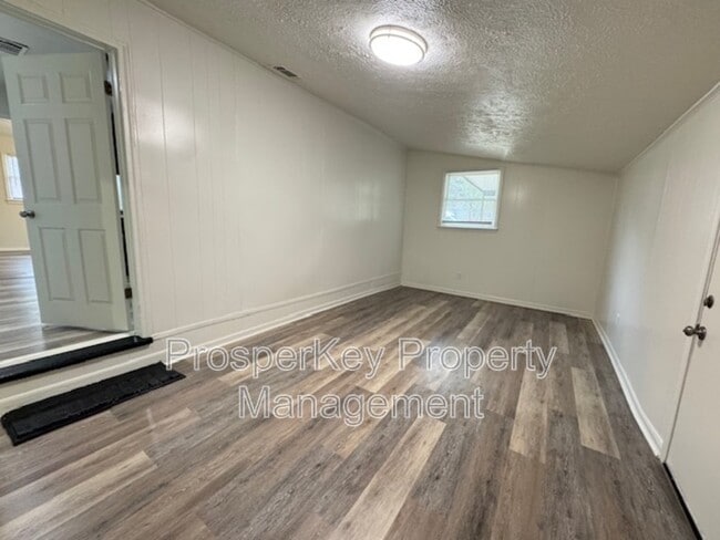 Building Photo - 323 Tennant Ave