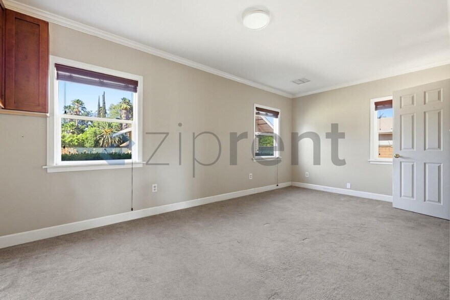 Building Photo - Unit