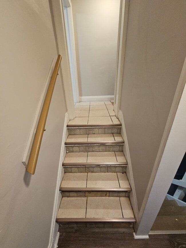 Building Photo - 3 Bed - 1 Full Bath Colonial available for...