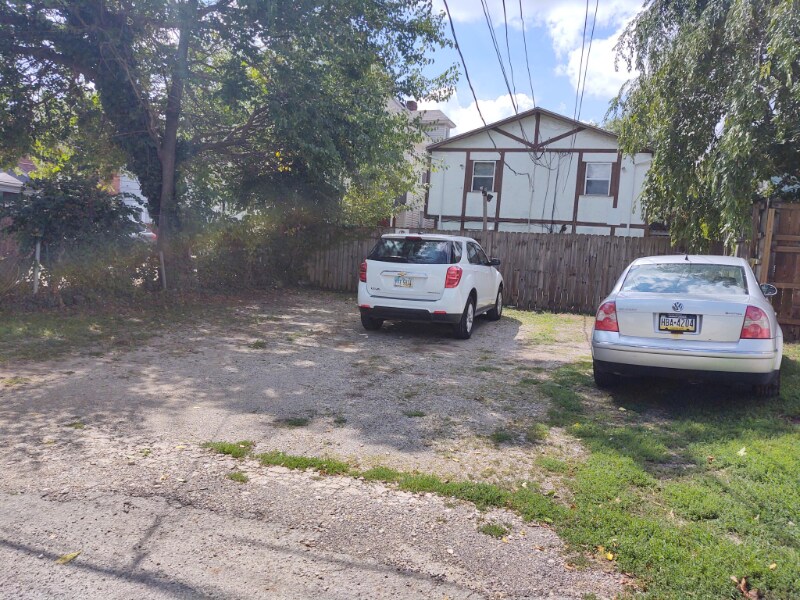 Building Photo - 1392 Summit St