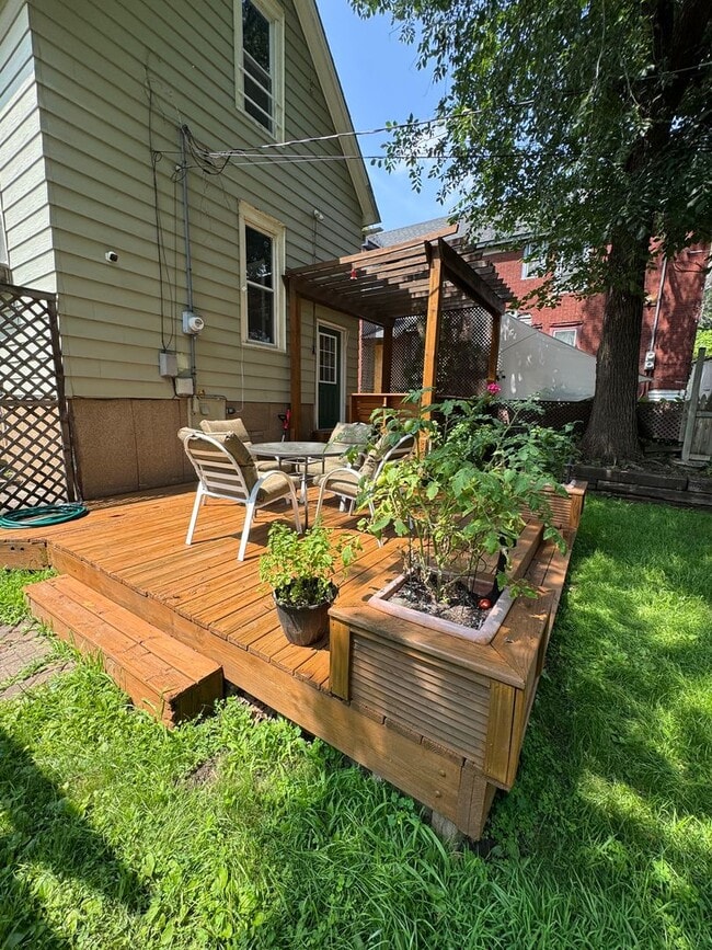 Building Photo - Magnificent, Beautifully UPDATED, 3 Bedroo...