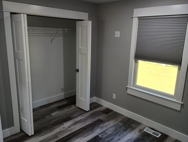 Building Photo - AVAILABLE NOW! 3 bed 2 bath Single Family home in Norton Shores!