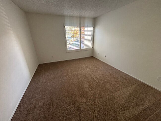 Building Photo - Charming 2-Bedroom Condo with Community Pool & Utilities Included in Newhall!