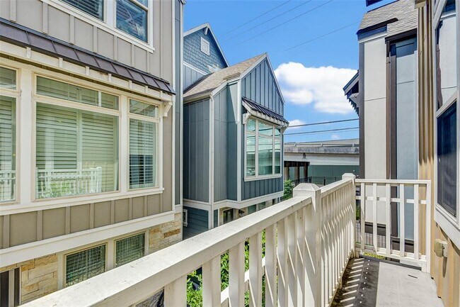 Building Photo - 720 N Shepherd Dr