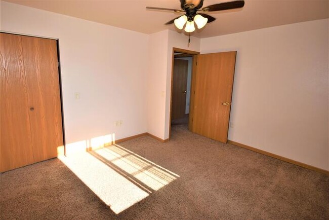 Building Photo - Large 3 Bedroom-White Lake