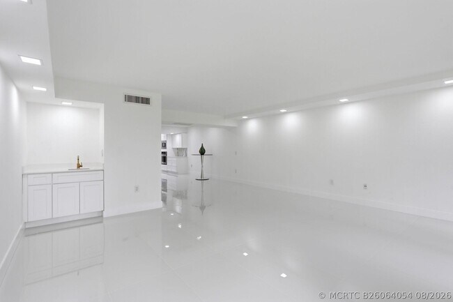 Building Photo - 1222 Hillsboro Mile