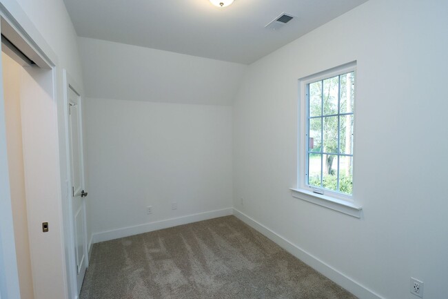 Building Photo - PRE-LEASE! 3-bd, 2-ba in W. Columbia River...