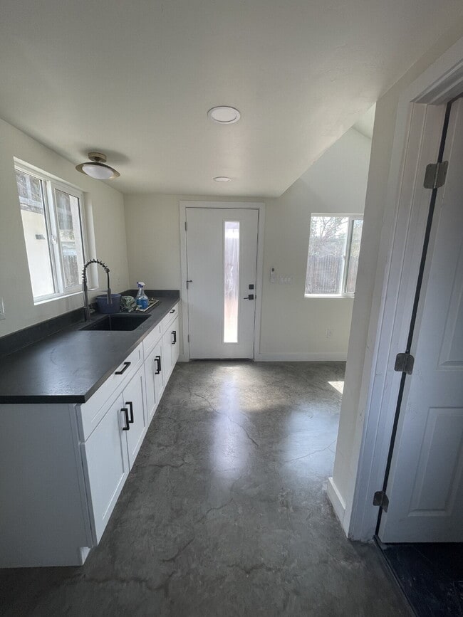 Primary Photo - 1339 E 8th St