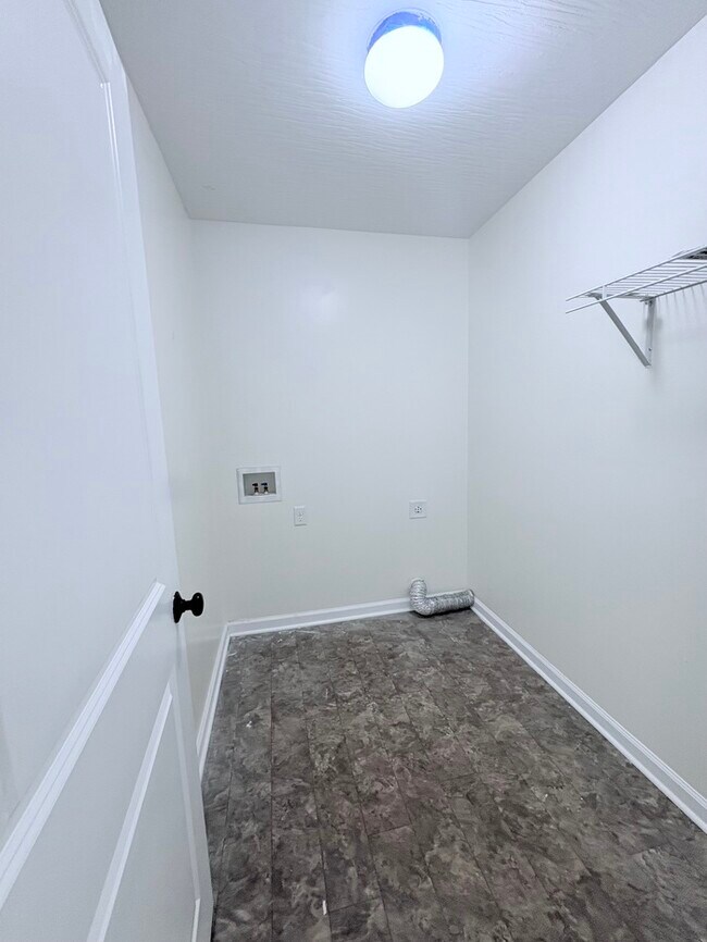 Building Photo - Charming 3 Bed, 2.5 bath in Blacklick!