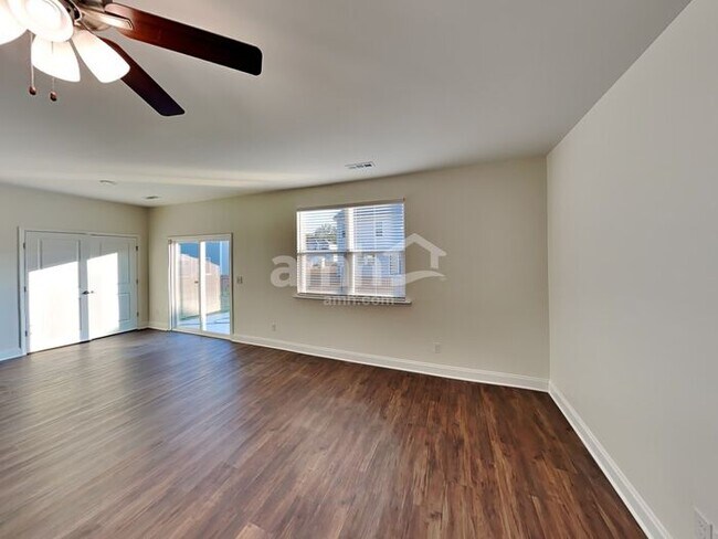 Building Photo - 5231 Valor Dr