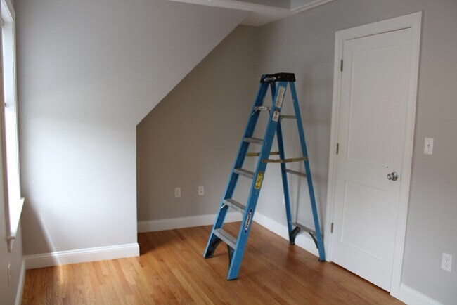 Building Photo - 19 Iona St