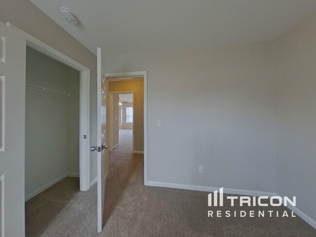 Building Photo - 827 Oakshire Cir