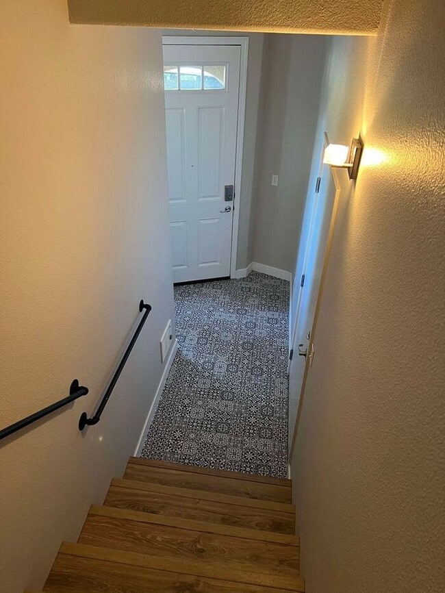 Building Photo - Stunning 2-bedroom PLUS LARGE BONUS ROOM/L...