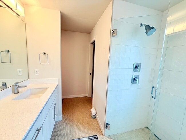 Building Photo - First Hill/Cherry Hill Townhome