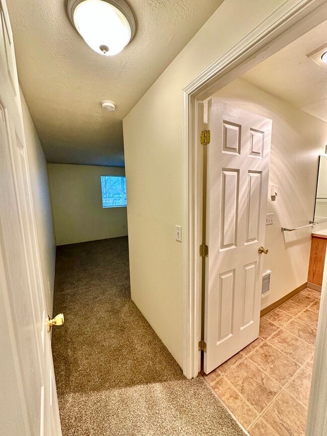 Building Photo - *** $1,500 OFF 1st Month *** Charming Duplex in Redmond, OR! 611 NE Larch!