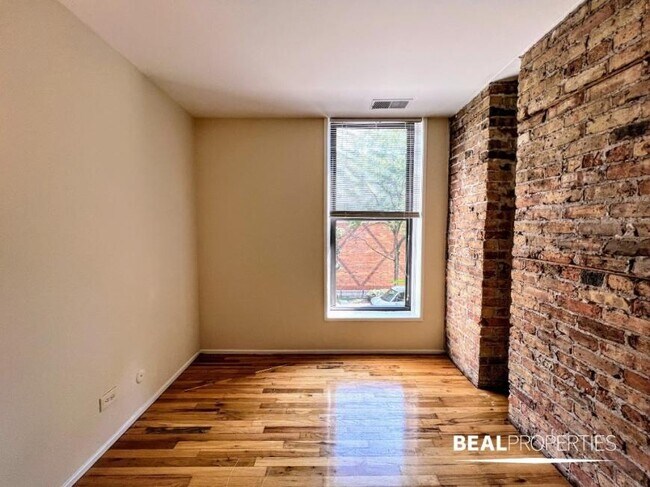 Building Photo - 2 bedroom in CHICAGO IL 60657