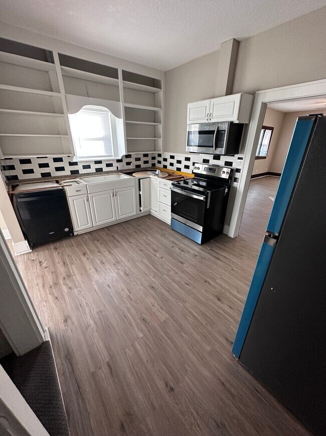 Building Photo - $1250 - 3 bedroom / 2 bathroom - Single Fa...