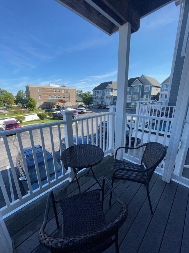 Building Photo - Lovely Condo Available Early September 2024