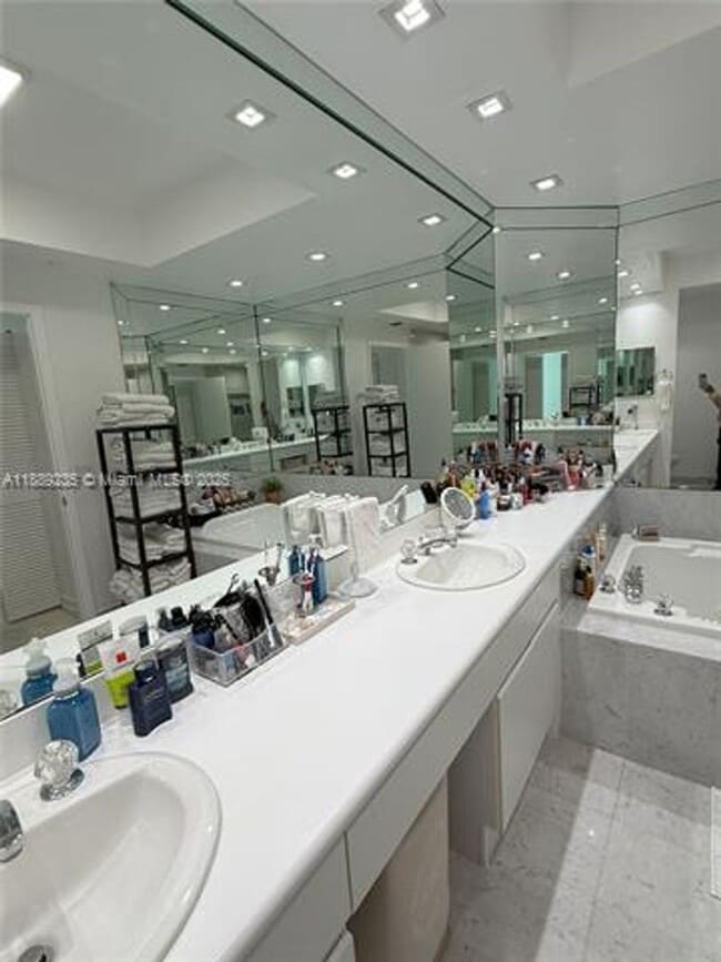 Building Photo - 16400 Collins Ave