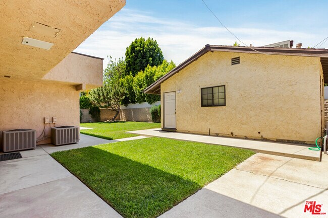 Building Photo - 4933 Collett Ave