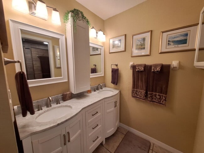 Building Photo - Beautifully upgraded Ground Floor condo with lake view