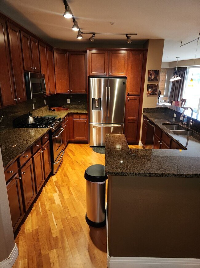 Building Photo - LOCATION, FULLY FURNISHED and LUXURY! Cher...