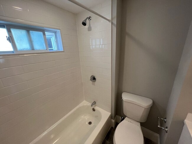 Building Photo - Renovated 4 bed 2 baths in Somerville.... Don't miss out!