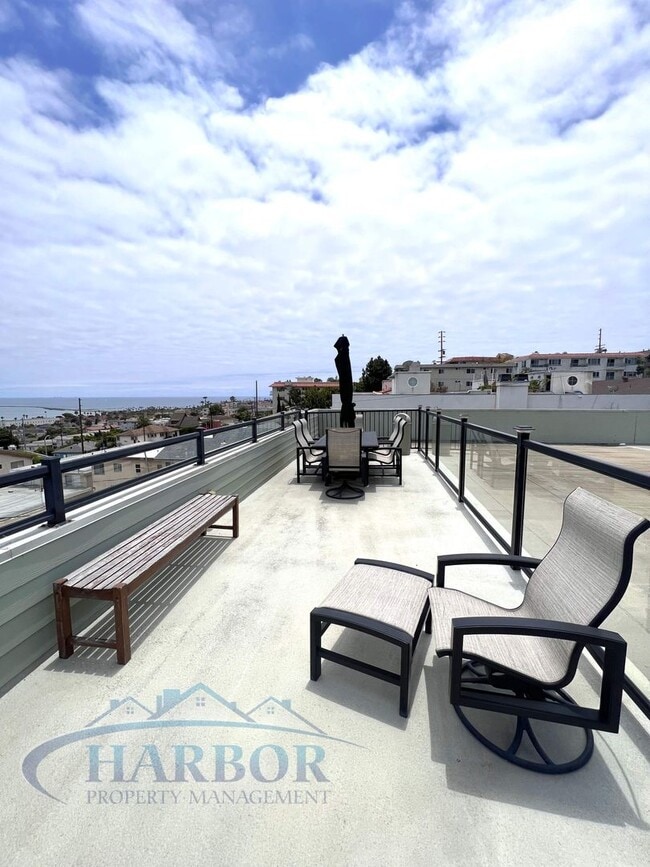 Building Photo - Spacious 2 Bedroom 1 Bathroom Upstairs Condo