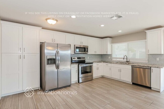 Building Photo - 2461 E Manhatton Dr