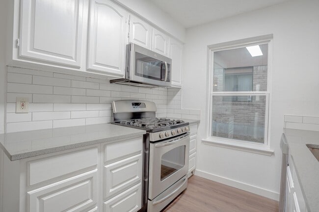 Building Photo - 2800 Bushnell Dr