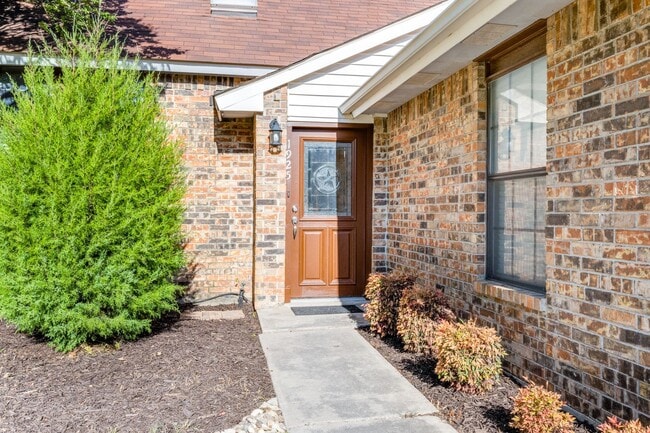 Building Photo - 1925 Parkside Dr