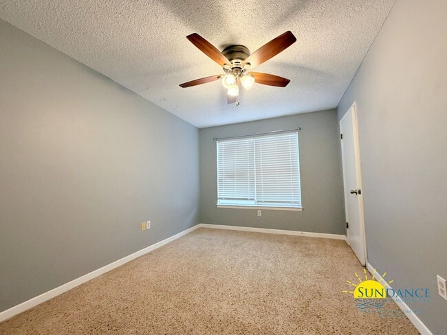 Building Photo - End-Unit Townhome located between Hurlburt Field and Eglin AFB w/ Fenced Yard!