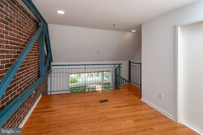 Building Photo - 36 Moore St