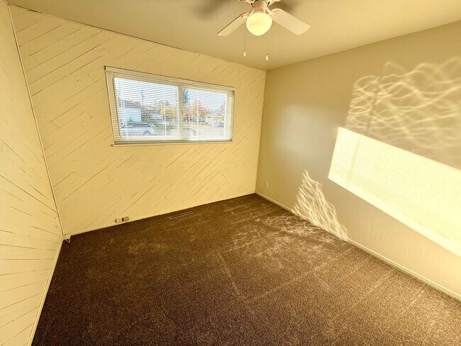 Building Photo - Charming Single-Level Home with Private Yard & Attached Garage!