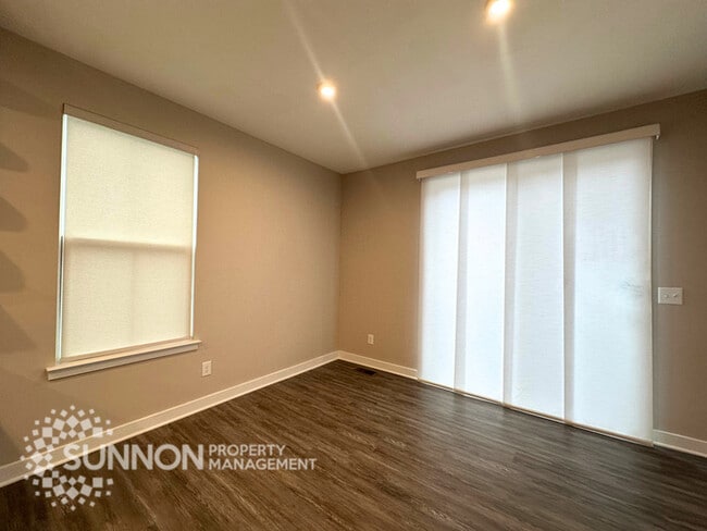 Building Photo - 3BR Townhome with Rooftop Deck in LoSo