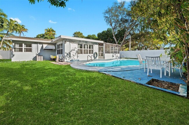 Building Photo - 3812 N Circle Dr