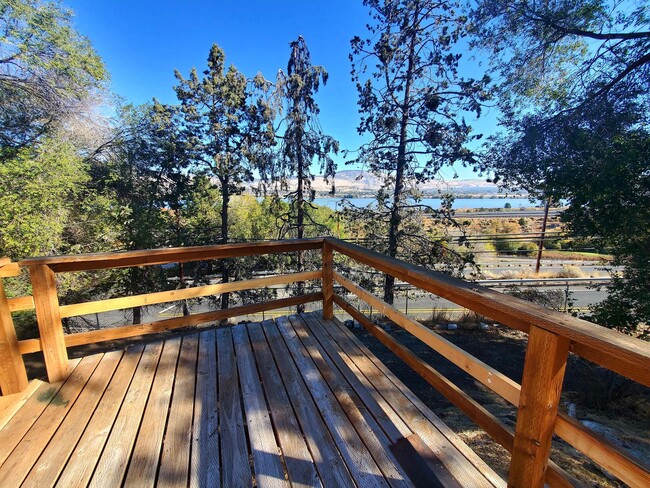 Building Photo - * PENDING* 3 Bedroom 2 Bath Single Family ...