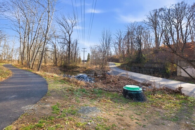 Building Photo - 1017 Venifena Terrace SE