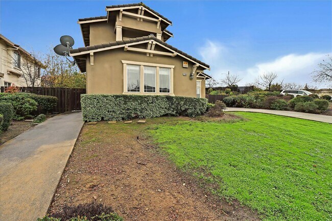 Building Photo - 4 Bed 3 Bath Home With 3 Car Garage High Ceilings And Fenced Yard