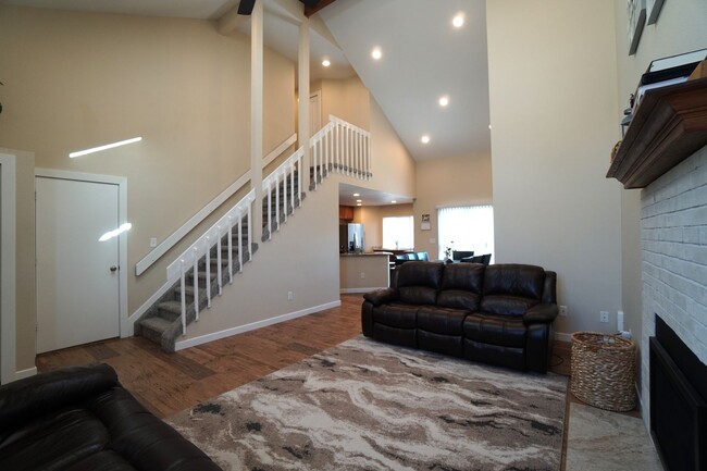 Building Photo - 7980 Camfield Cir