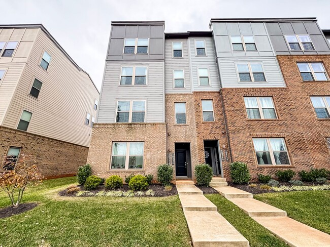 Primary Photo - Stylish 3 Bed 2.5 Bath End-Unit Townhome W...